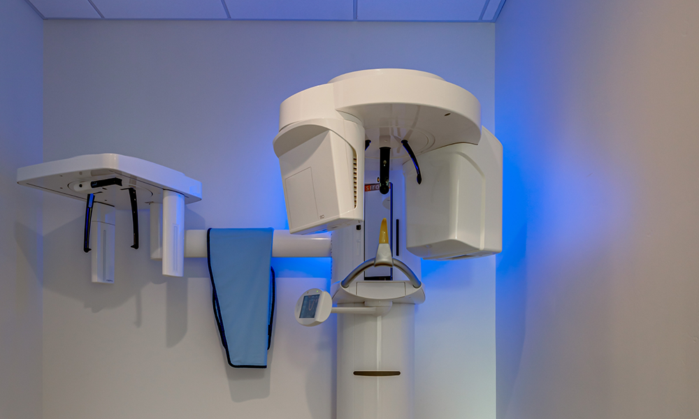 Cone beam scanner in front of white wall